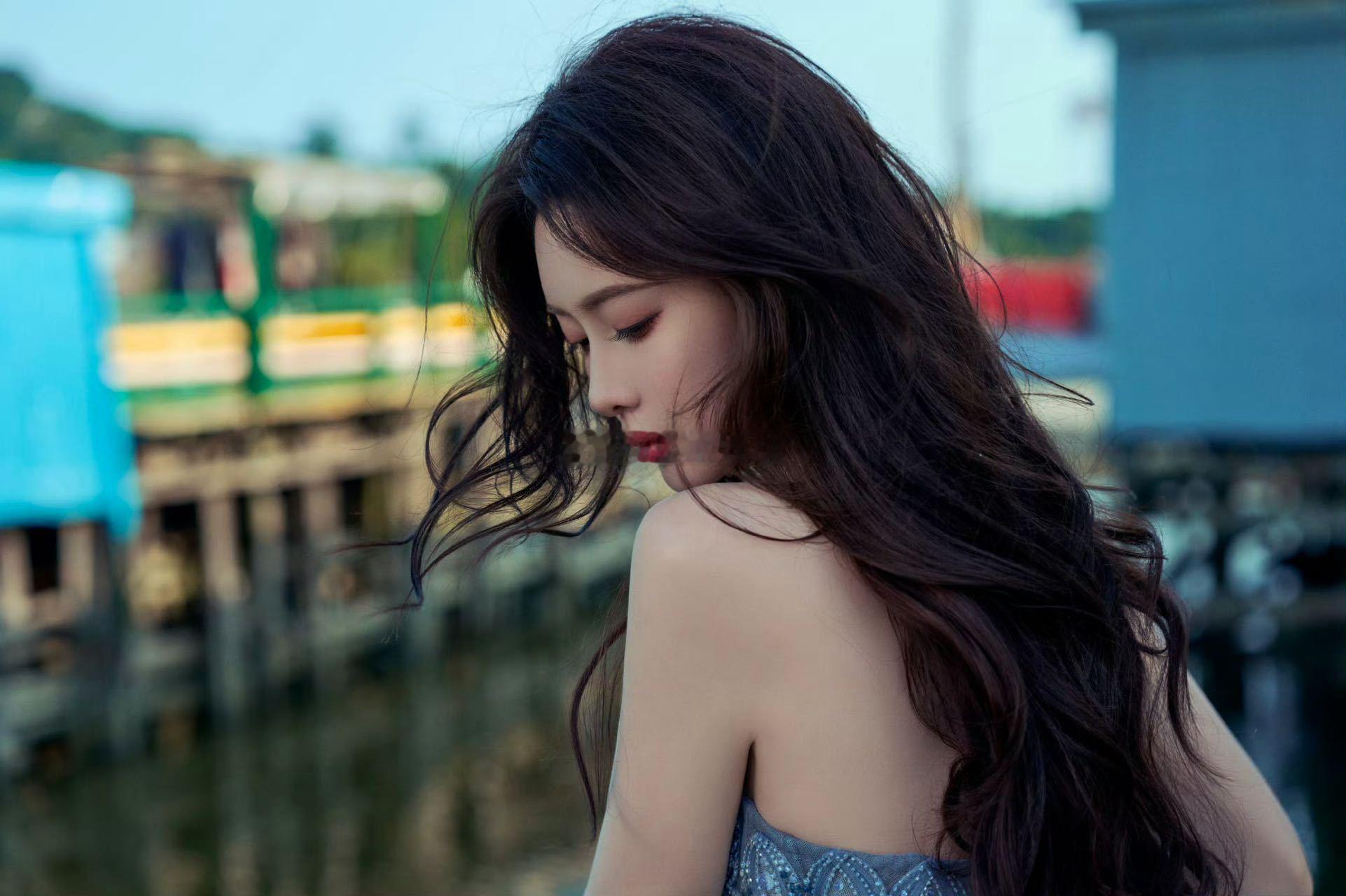 孟子义蓝色眼泪连衣裙童话感拉满的造型，孟子义穿上蓝色连衣裙，如同美人鱼降临，美貌