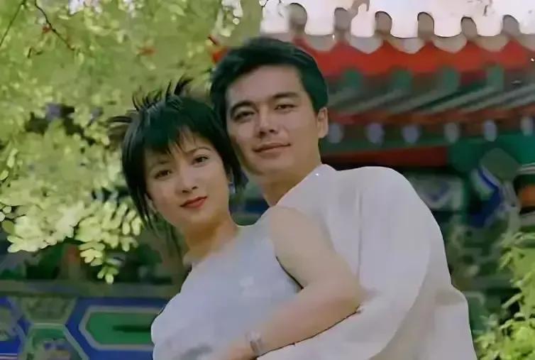 她演遍四大名著，却演不好一场婚姻。许亚军递来离婚协议时，何晴刚卸完李师师的妆