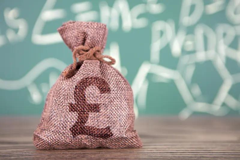 装修方式的选择和预算息息相关。要是预算有限，清包就是不错之选。自己买材料，找工