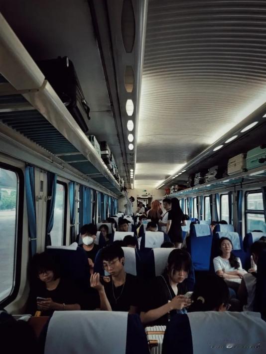 飞机“懵了”，高铁“傻了”。谁能想到，2026年春运会掀起一波这么反常的潮流？我