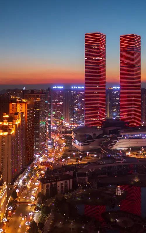 朋友手里拿着几只基金，拿了也有五年多了。这五年，市场起起落落，他那笔钱就像坐了个