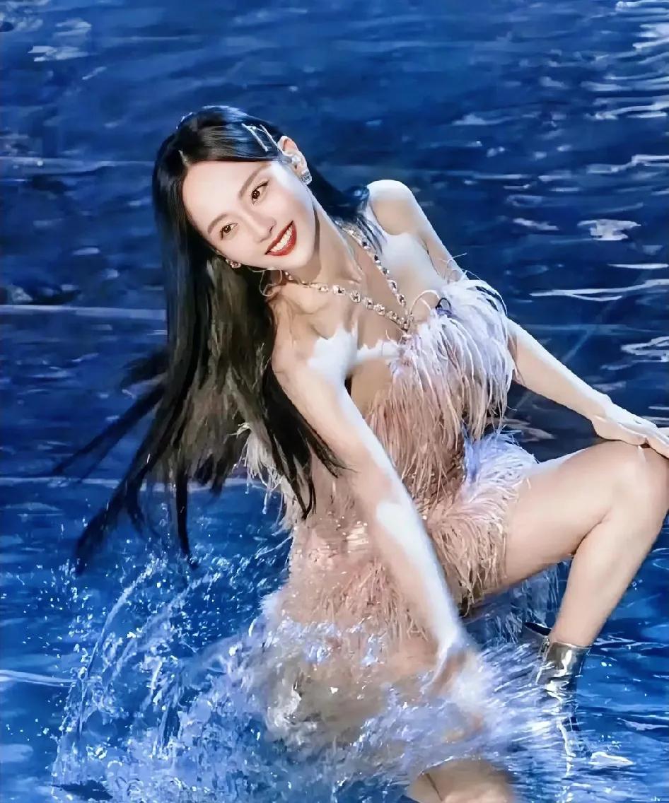 拜托，别再同情张嘉倪了。她离婚后，买超妈妈给她北京一套房，还有她两儿子八位数抚