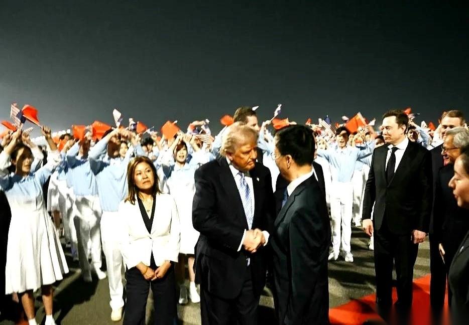 一场高规格的接待，主角是美国团队，但真正炸开锅的，却是太平洋另一头的无数个普通家