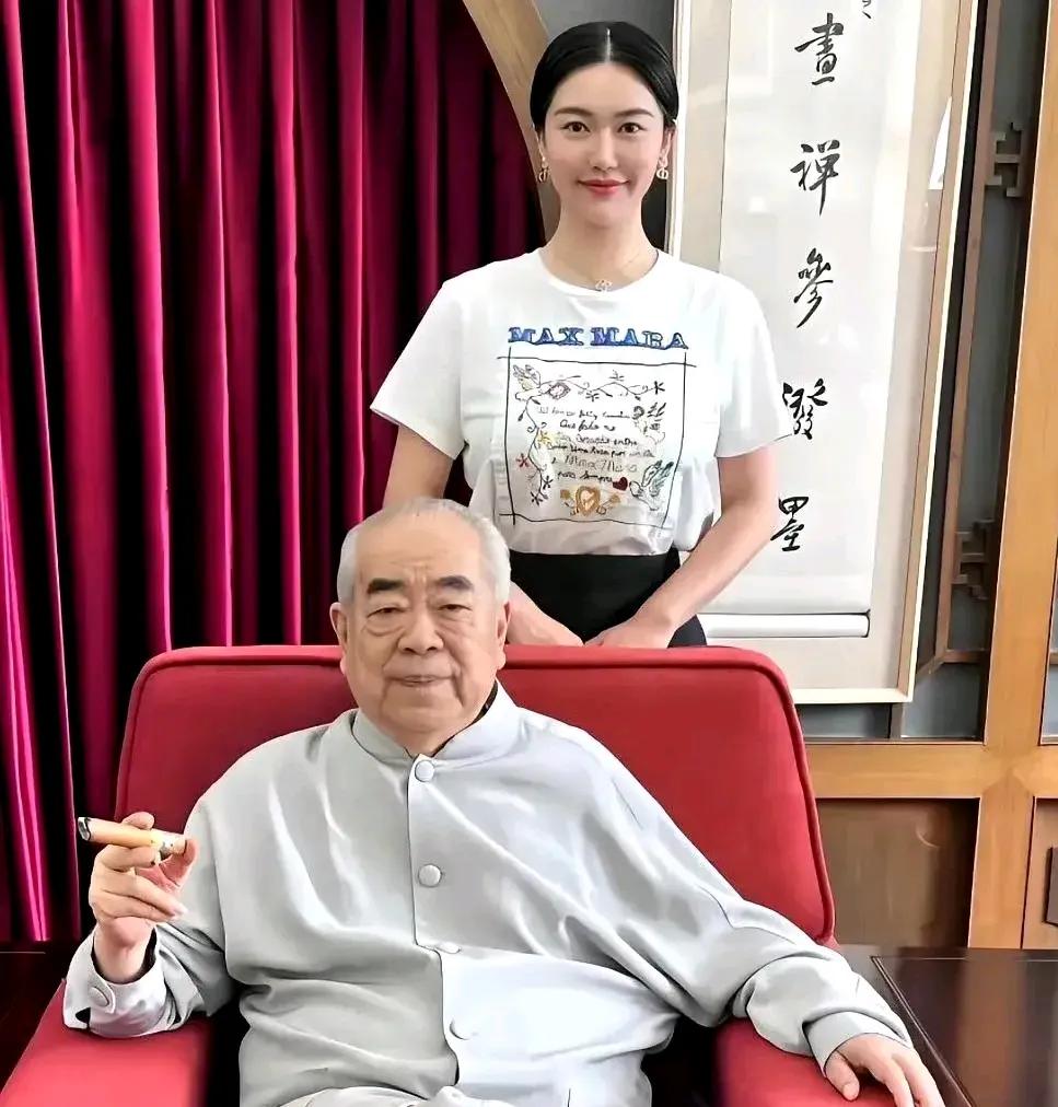 范大师一辈子都在“渣”别人，到老了却被别人给“渣”了。前年，八十多岁的范大师迎娶