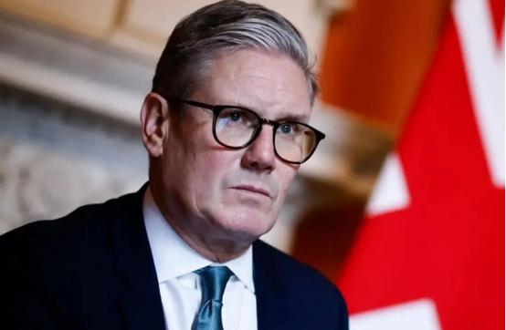 平时装得斯斯文文、说话连个重字都不带的英国首相斯塔默，居然当着全世界的面破防了，