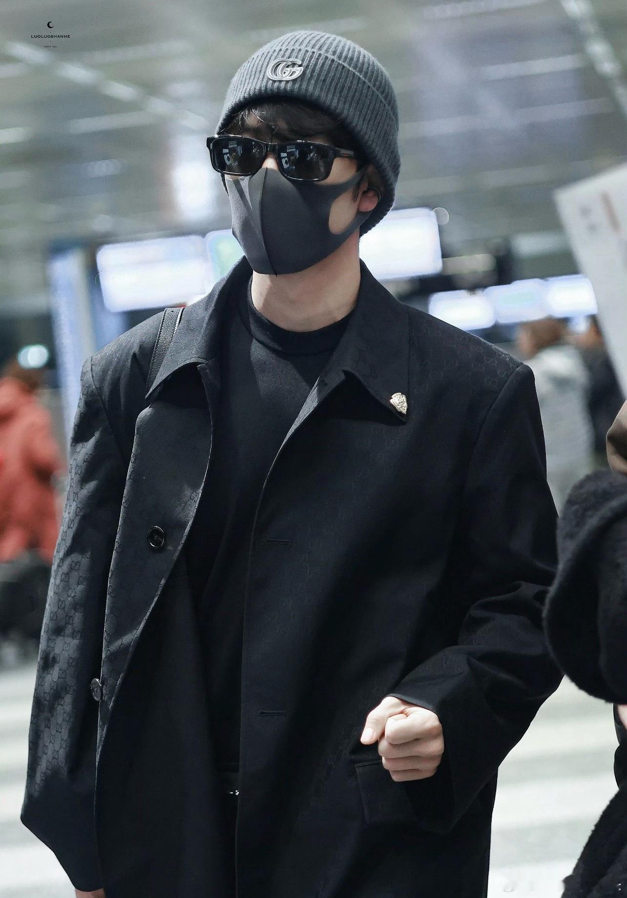 肖战米兰机场被代拍围堵就这样微怒40%