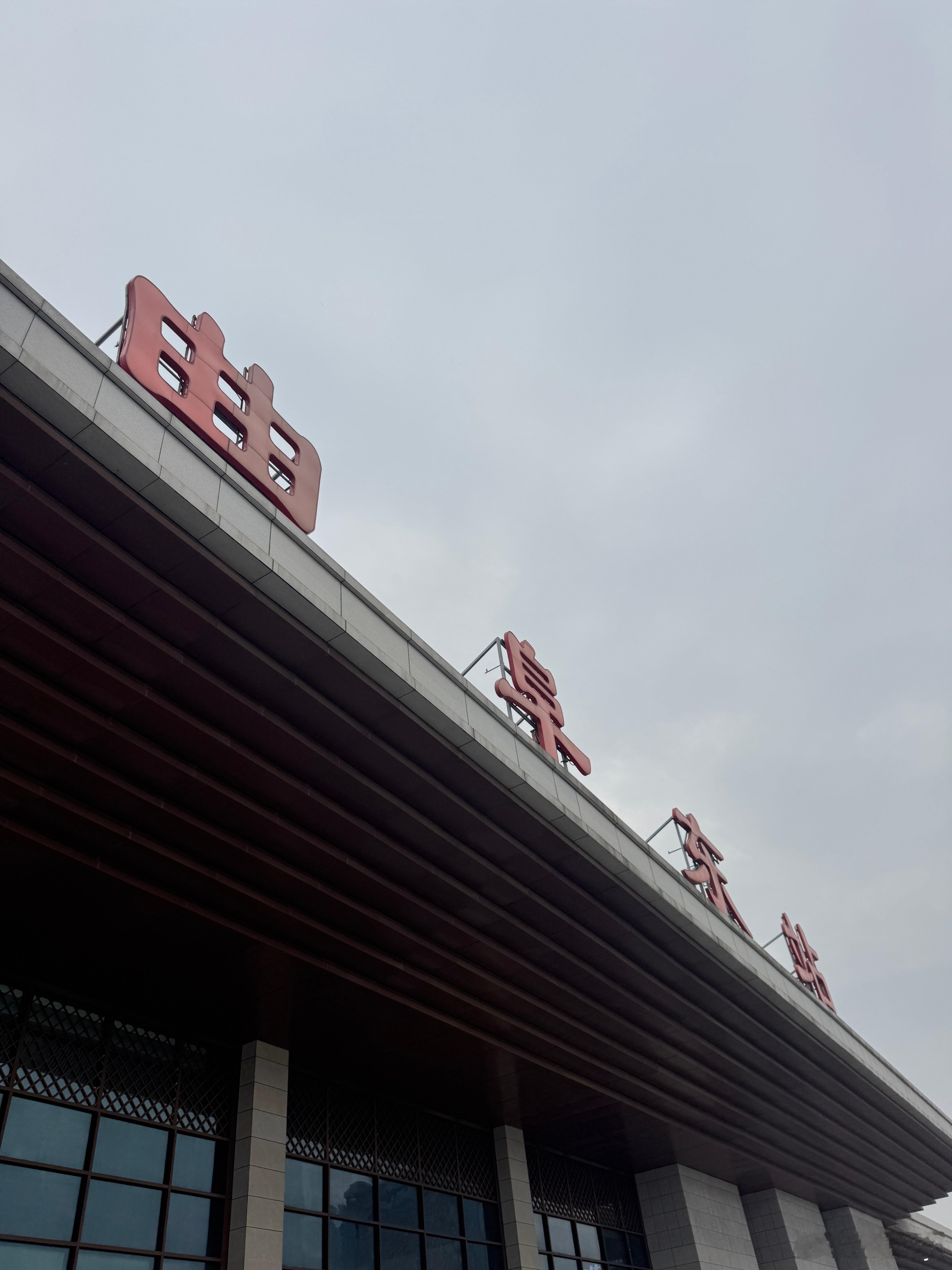 我大学好朋友，姓孔，山东曲阜人有件事这么多年我一直记得很清楚军训时候自我介绍他站