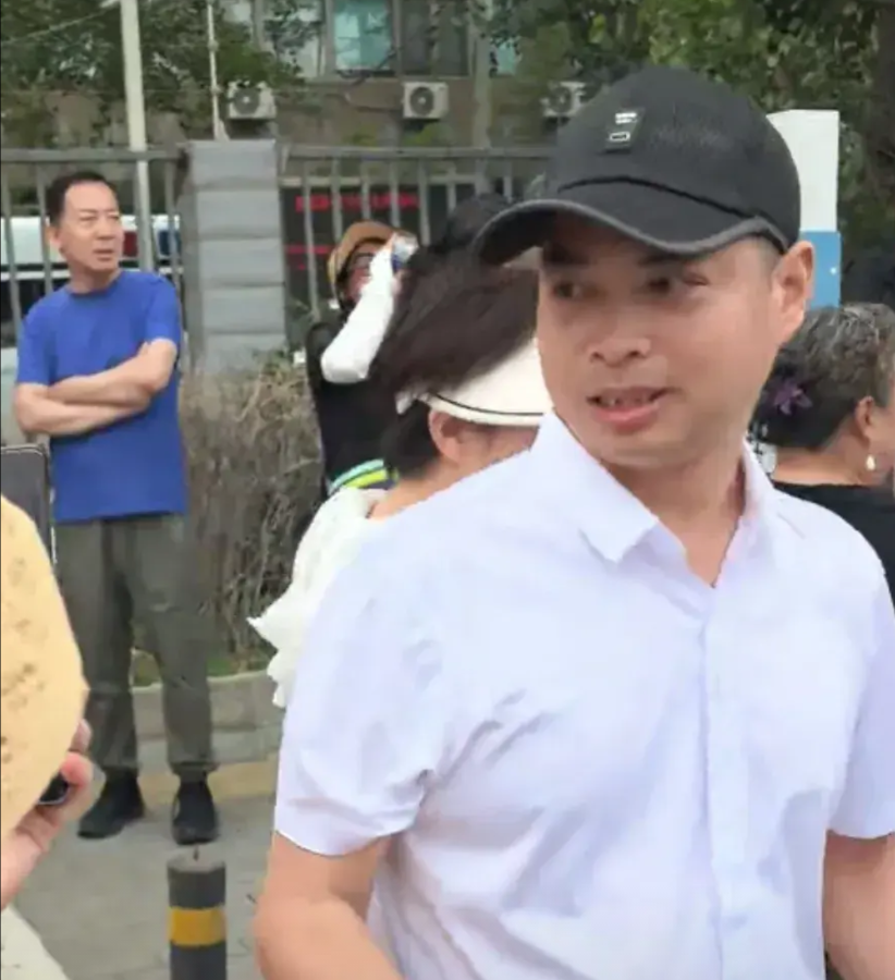 我问做律师的同学，为什么许妈姚爸非要告这桩官司？没想到他叹口气：养了28