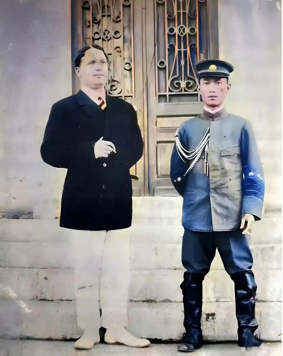 过去行军打仗没有机动车辆，全靠马匹进行远距离机动，军队的将领几乎整天骑在马上，有