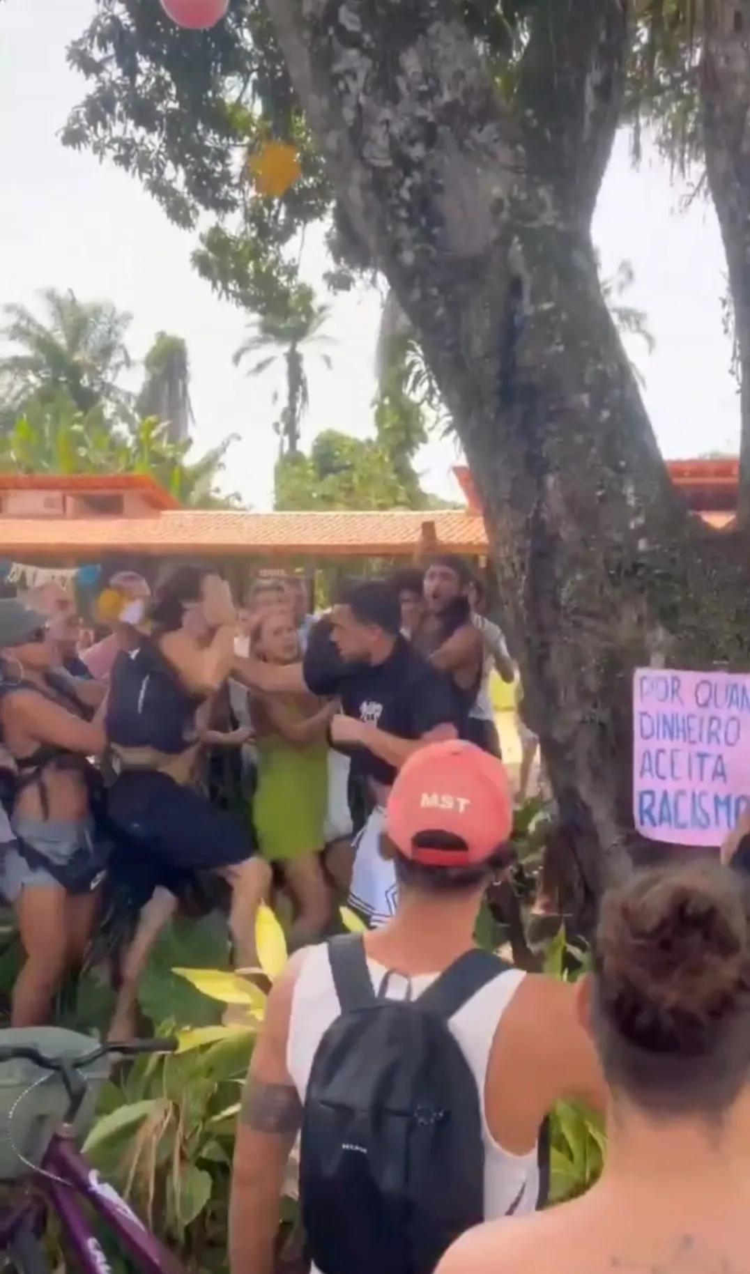 数名以色列游客在巴西巴伊亚州伊塔卡雷市海滩袭击一名手持巴勒斯坦旗帜的女性，迅速引