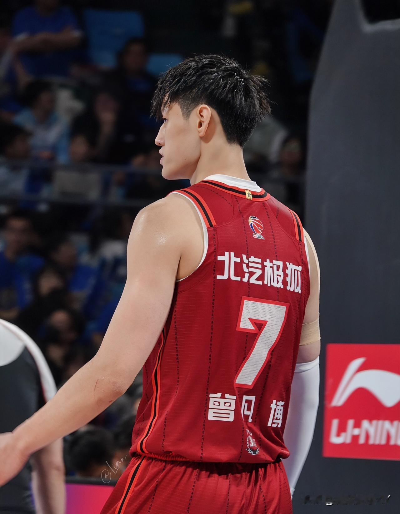 越来越有意思了想过新疆男篮打不过北京也想过周琦很可能不打，但是没想到曾凡博