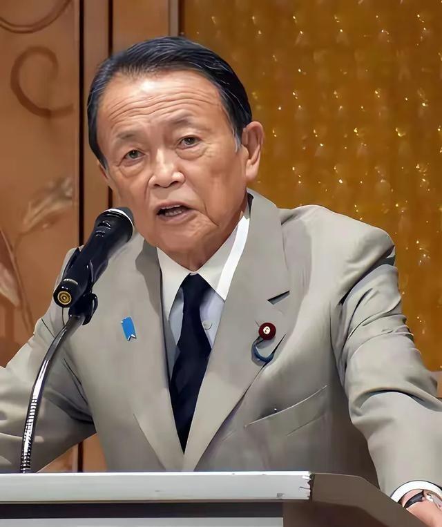 麻生太郎公开批评高市，“如果时机不成熟，就不要胡言乱语，否则只能引火烧身。”日本
