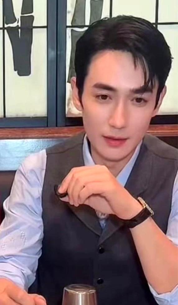 标题：朱一龙这波操作，撕开了多少流量明星的“遮羞布”？电影圈最近有个现象，真