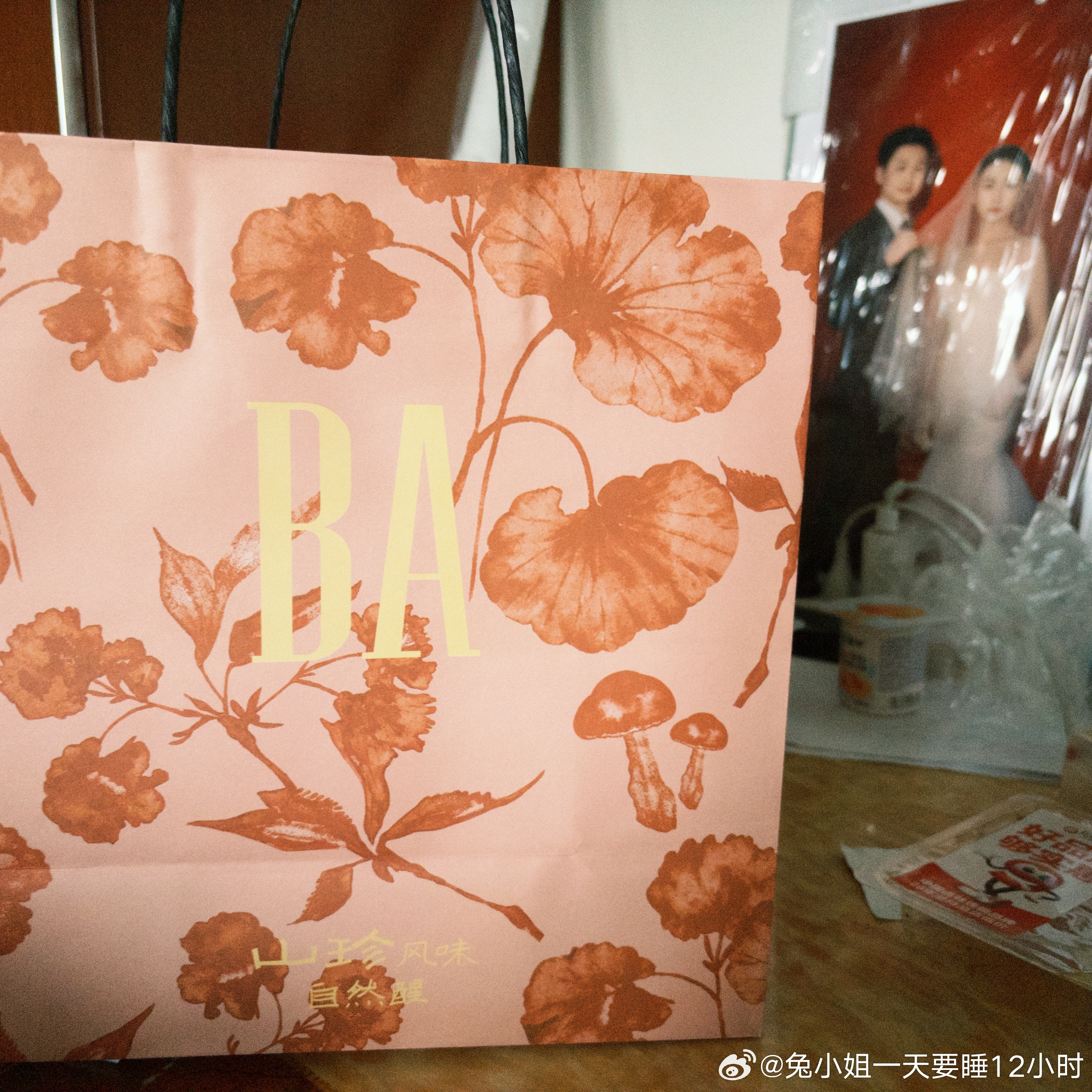这款云南的面包其实…这个小甜水我喜欢人怎么会类似的耳钉买三款呢…[无奈摊手]十点下班的男人带回来的烧