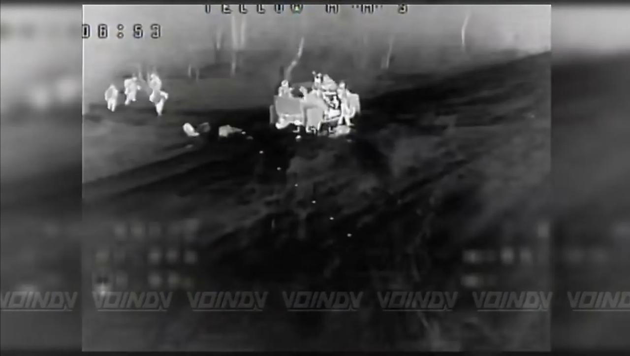 乌军在战场上扎堆，结果被俄军一架FPV的夜视摄像头发现。紧跟着，FPV就扑了下去