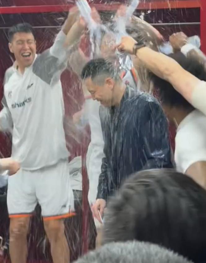 卢伟指导更衣室被队员“浇水”了，这是对球队提前锁定常规赛冠军的奖励吗？4月1
