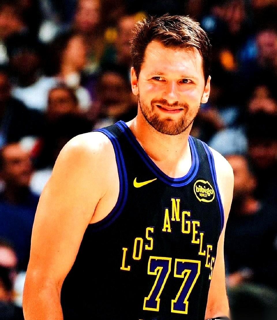 NBA年度MVP的投票结果出来了。所有人的目光都在那张名单上扫来扫去，找那个男