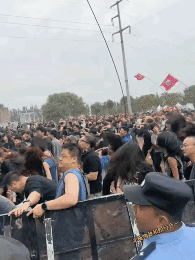 演唱会现场，歌迷看到自己偶像都很激动啊
