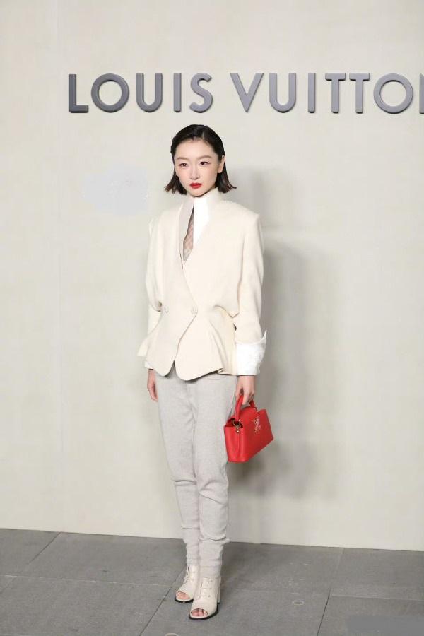 最近周冬雨在出席时尚活动的时候搭配了一身白色的衣服，看上去年轻又时尚，气质超好。