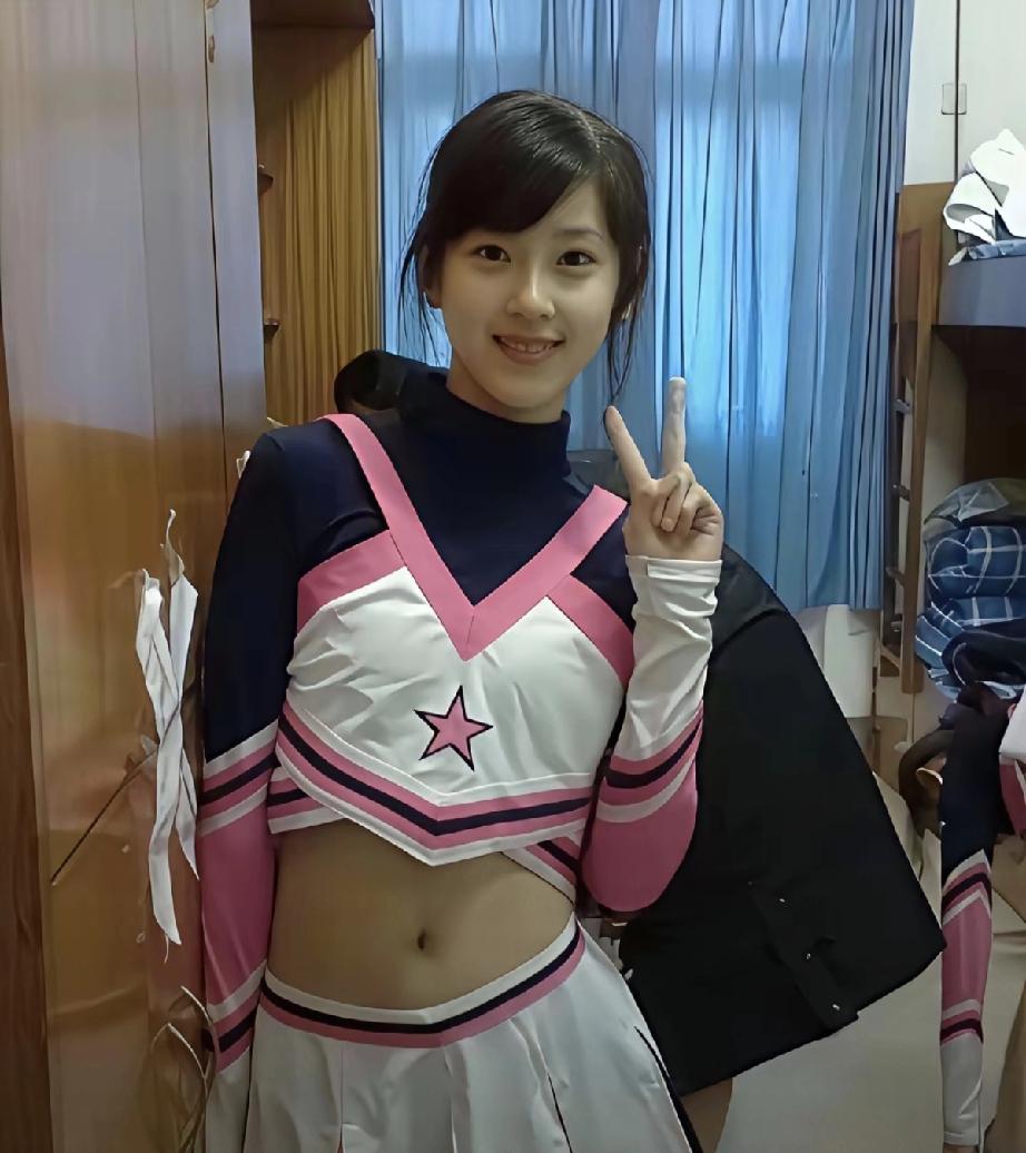 人无完人，金无足赤。章泽天的确有点大小脸，她做第二期播客时，从正脸照片上看，这