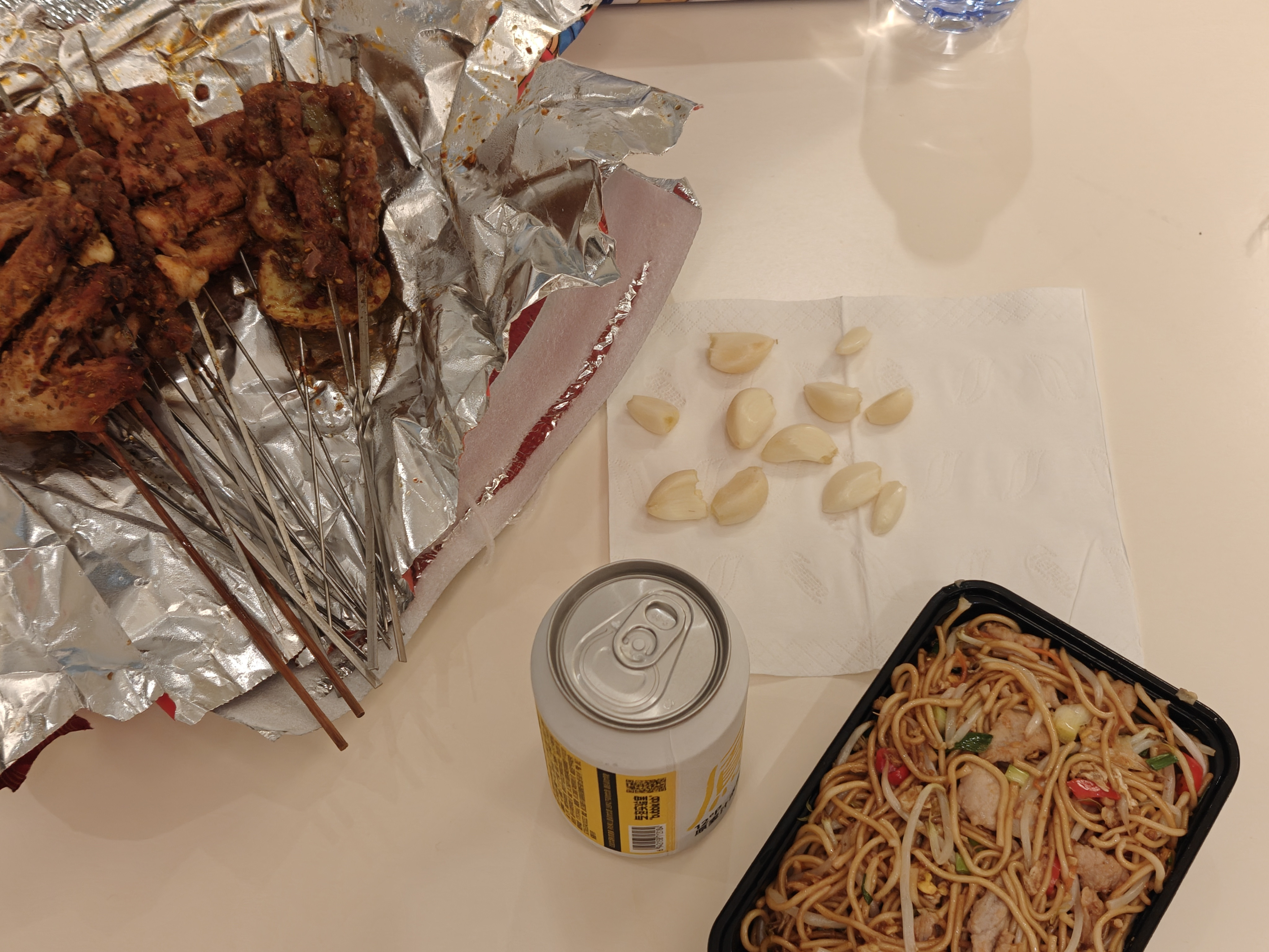 忙了一天回到家，整个炒面，整点烧烤，再来一小杯啤酒，舒服​​​