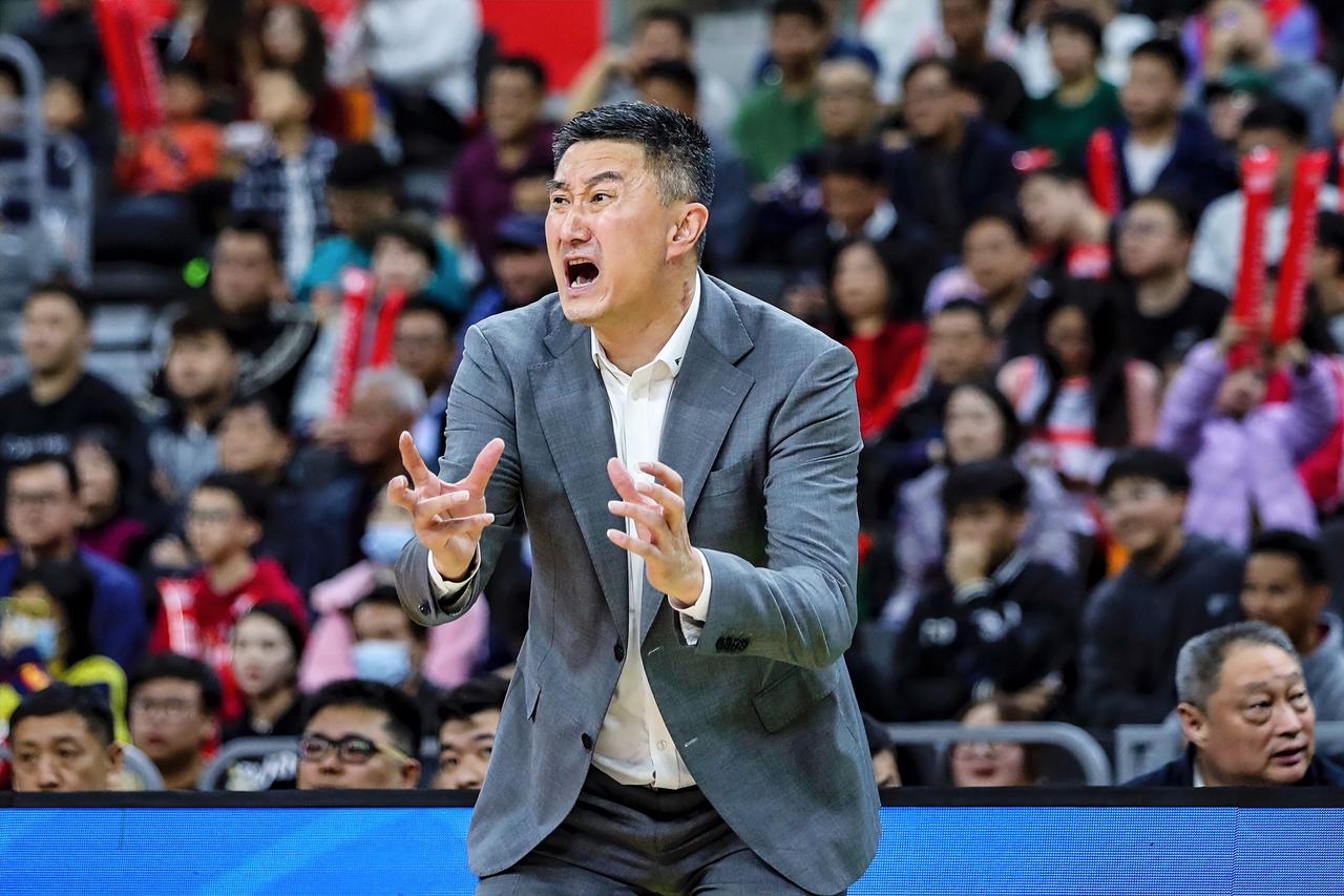 朱芳雨：杜指导，王洪泽能接阿联的班吗？？杜锋：跟阿联还差点意思吧？不过幸好足够