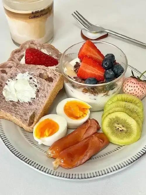 每天吃鸡蛋真有不少好处。鸡蛋含7克优质蛋白，吸收率达98%，还有18种氨基酸。我