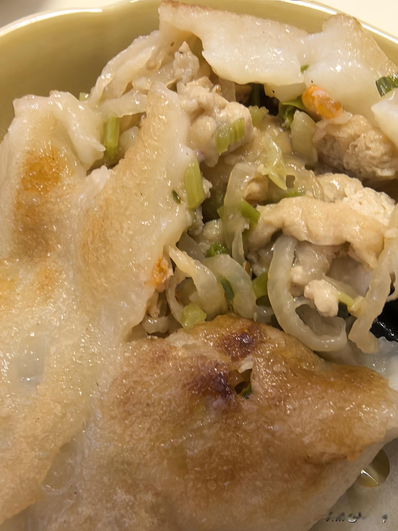 早餐，会不会多了点呢？绿豆粥，客家萝卜粄，糯玉米，鸡蛋🥚，苹果醋仔姜和腌蒜头