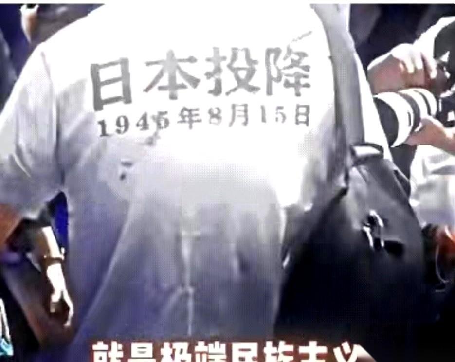 “穿这种衣服，你就是极端分子！”一个戴鸭舌帽的男人，伸出手指，几乎要戳到对面小