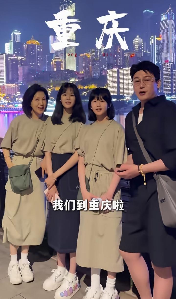 偶遇陆毅一家四口在重庆游玩，一家人和和美美又低调，鲍蕾和两女儿穿同款衣服，看上去
