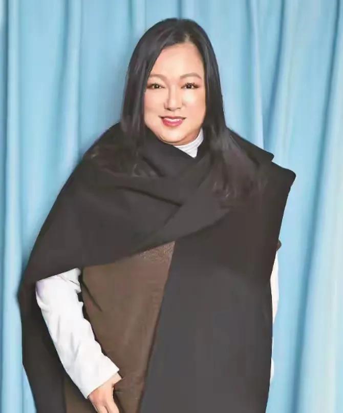 看到于娜复出胖若两人，忍不住想起同样因病暴肥的李珊珊，太唏嘘了！淡出娱乐圈多年