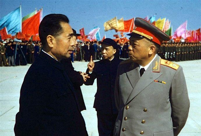 一九五九年，周总理与彭老总一起到北京首都国际机场迎接外宾。根据当时不同的身份，周