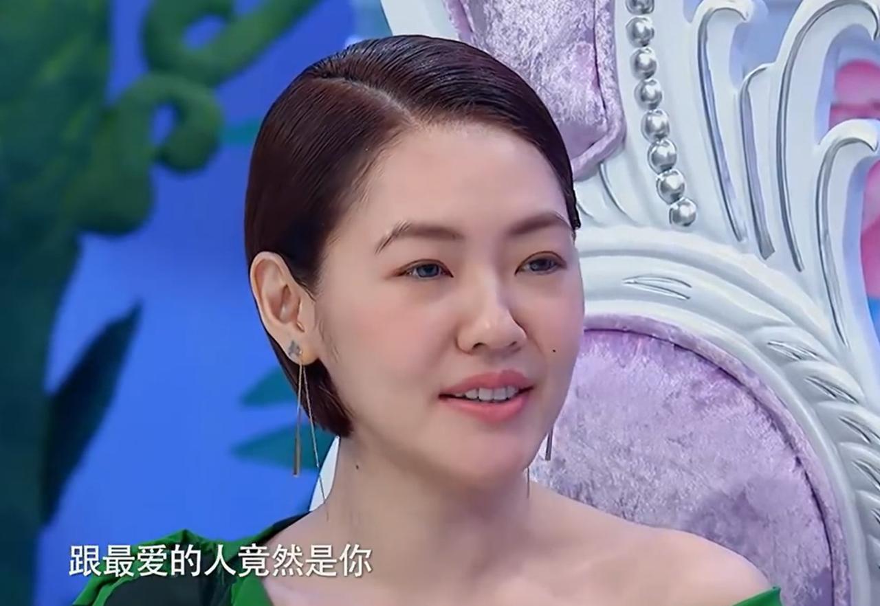 她一抬头，泪就砸下来了。那座雕像，闭着眼，双手放在胸口。像，又不像。她丈夫