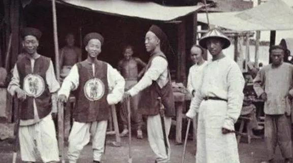 别被电视剧给骗了，真实的清军，根本不是全靠大刀长矛，早在入关前，火器就已经成为他