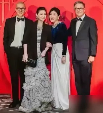 大S生前最后一次露面，真相大白。​最后一次露面是王伟忠女儿的归宁宴。​耳朵上戴着