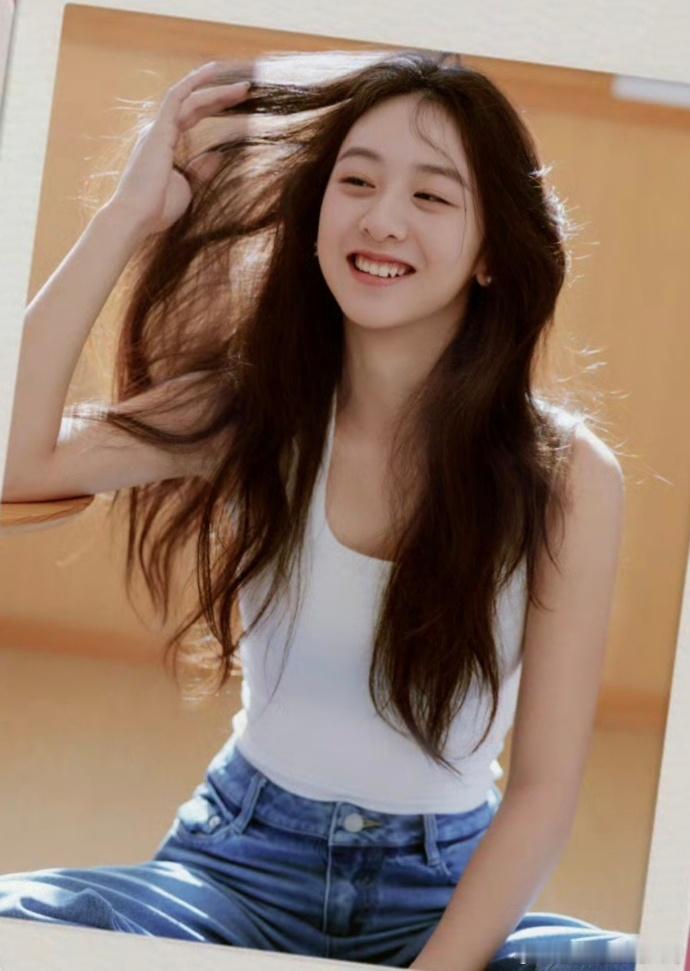 森碟18岁的生日写真森碟18岁的生日写真曝光，白色背心+牛仔裤，18岁的少女阳