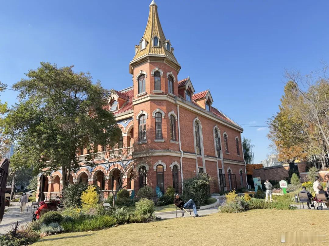 我爸妈可喜欢去社区食堂了。超过60岁的老人，可以凭身份证办理充值卡，用餐打8折。