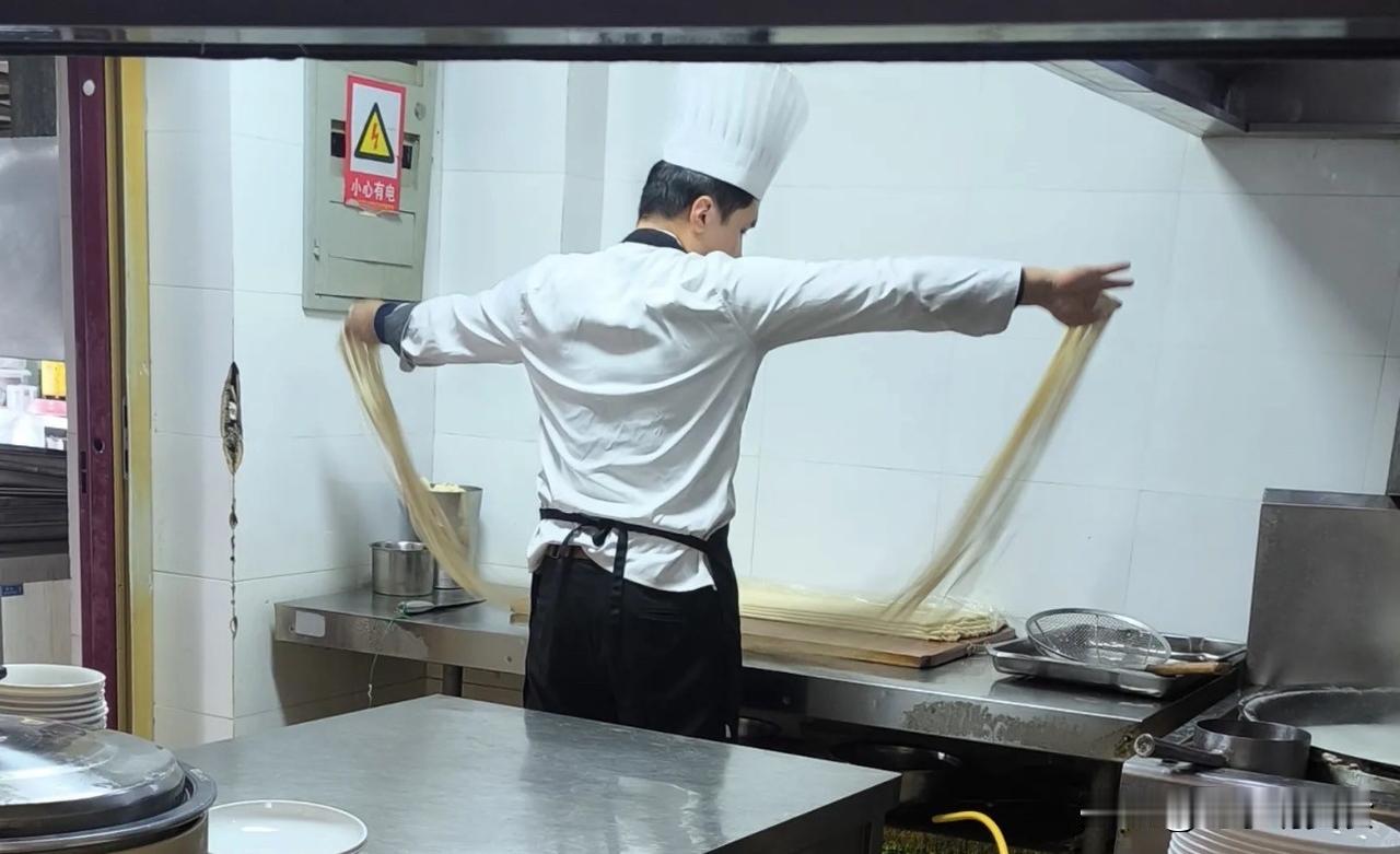 你们喜欢吃新疆拌面嘛塔办的自助拌面，在乌鲁木齐自助拌面里算是最早的一批了，从20