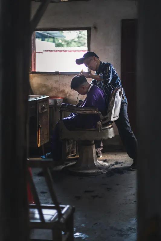 理发在各地方言里表达超有趣。东北叫“铰头”或“剪头”，东北大哥喊“走啊，去铰头去