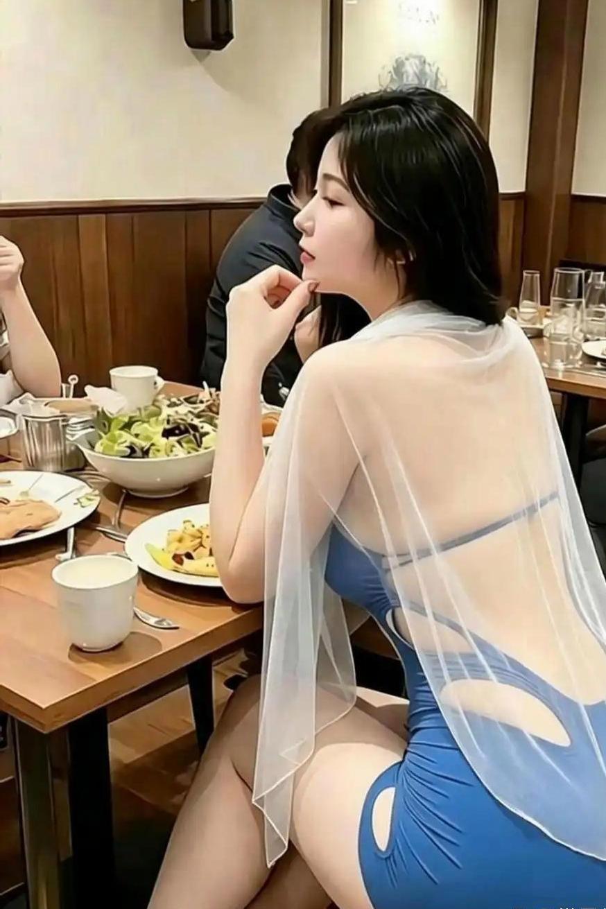 饭店里这一身穿搭，一下子吸引全场目光！小姐姐穿着蓝色连体衣，外面搭一层薄纱