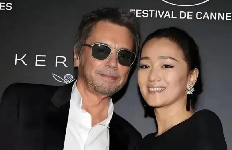 2018年，70岁的米歇尔拿着5个亿向52岁的巩俐求婚。巩俐却说：“我差的不是钱