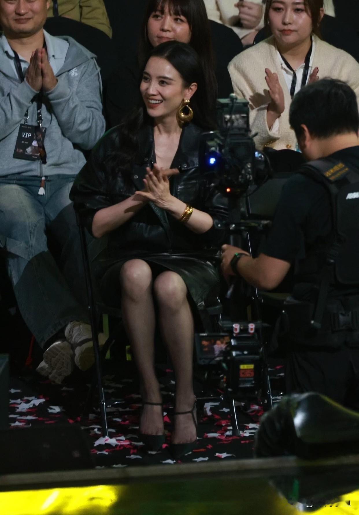 宋佳活动生图皮衣套装气场全开！一身宽松黑色皮质外套搭配同材质包臀皮裙，一松一