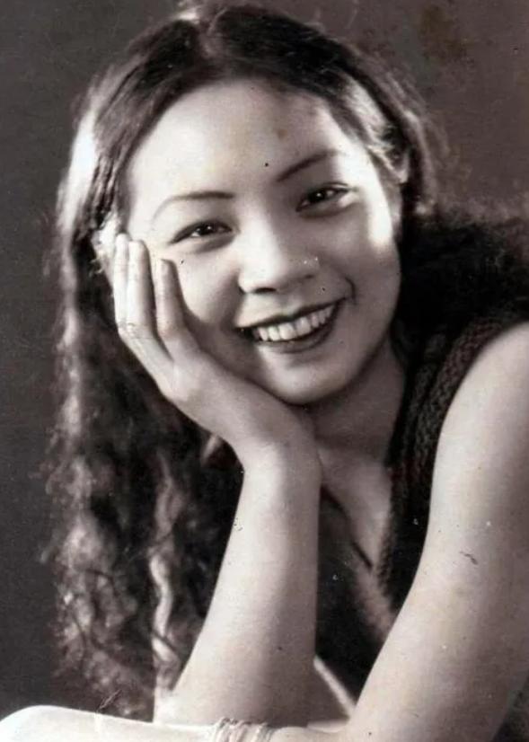 1955年，叶浅予花光200元请朋友吃饭，气得王人美要离婚。叶浅予果断拒绝，门都