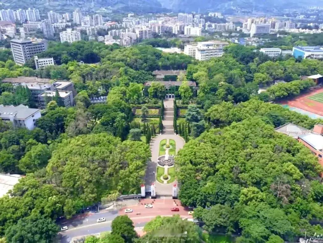 西南大学的大校门，几十年来没有什么变化，这真的很好，没有必要改变，因为几十年前她