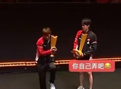 那天拍照，灯太猛，王楚钦一睁眼脸就僵了，不是摆脸色，是真没反应过来。男队他站C
