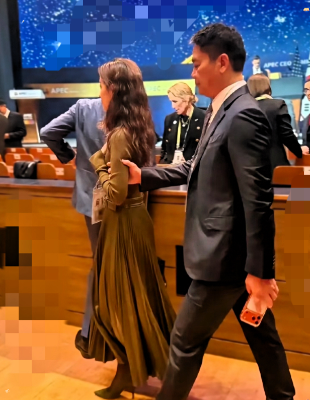 章泽天的厉害之处不是她敢在公共场合,掉头就走而是这些年,她把东哥,给彻彻底底