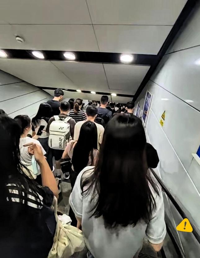 近期深圳地铁收紧安检标准，小型挎包也要逐一查验，引发大量通勤市民热议。我一位朋友