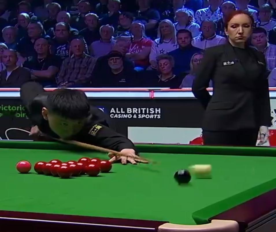 斯诺克英锦赛赵心童6：1轻取龙泽煌，丁俊晖6：4胜徐思。这是英锦赛正赛首次