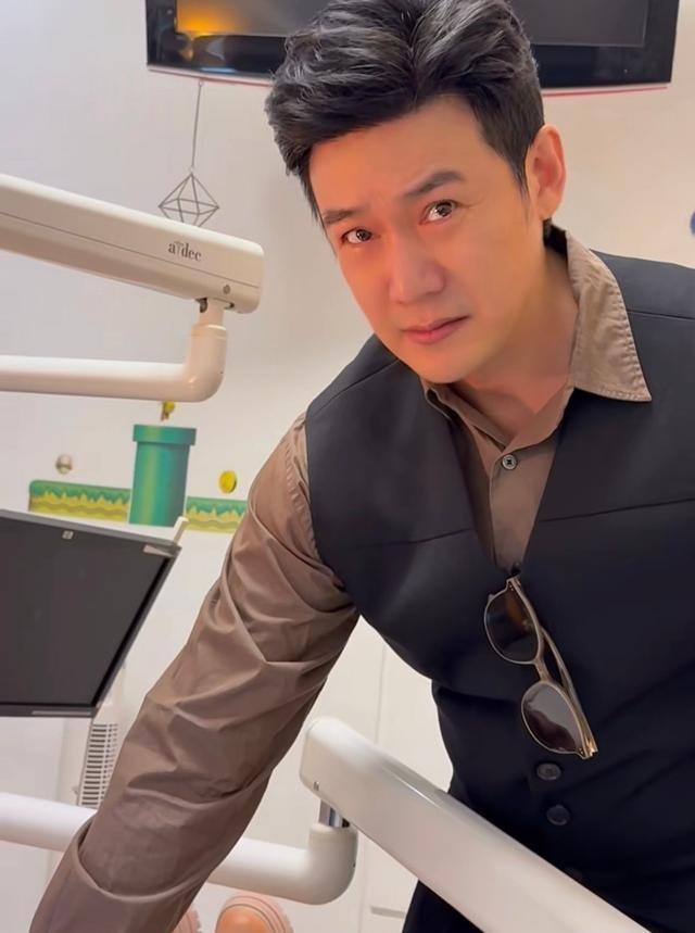 17岁贝儿摘牙套疼到大哭，陆毅紧握女儿手满眼心疼，老父亲看不得孩子受罪​