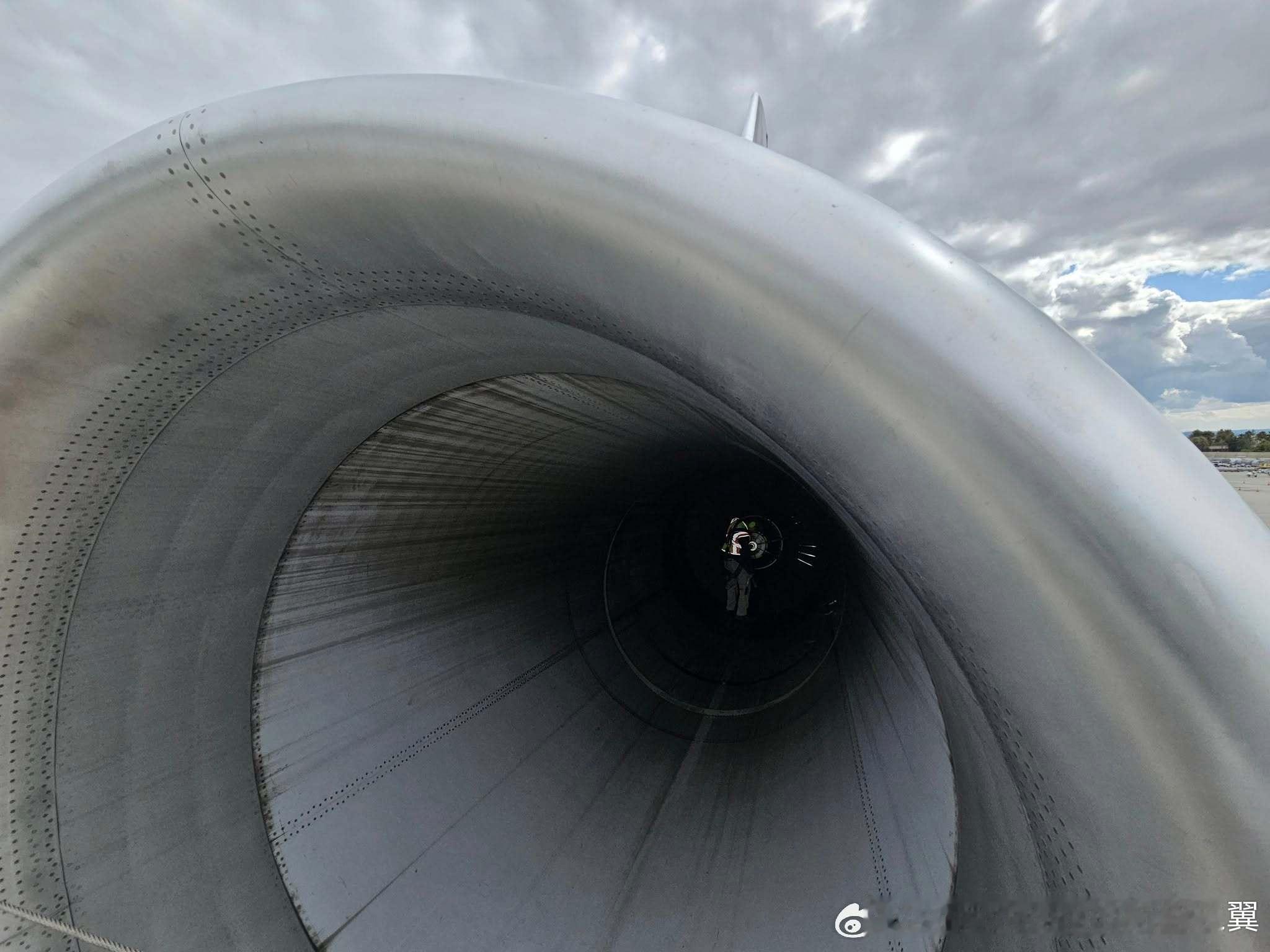 麦道MD-11客机的尾部进气道，人在里面可以站立，就像一个隧道航空创作计划​​